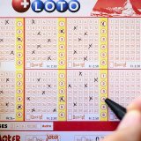 Une personne remplit un bulletin de Swiss Loto au siege de la Loterie Romande.